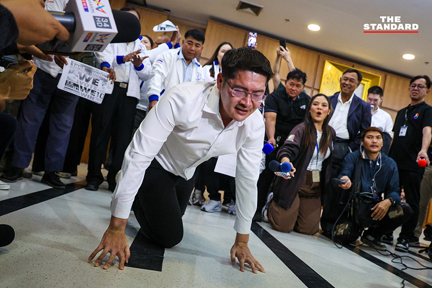 มงคลกิตติ์ สุขสินธารานนท์ เลขาธิการพรรคทางเลือกใหม่ แสดงท่าทางวิดพื้นต่อหน้าสื่อมวลชนที่สำนักงานคณะกรรมการการเลือกตั้ง (กกต.) เพื่อเรียกร้องให้ กกต. ลาออก และตรวจสอบคะแนนเลือกตั้งที่ผิดปกติ 2