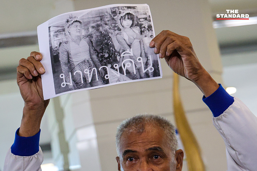 มงคลกิตติ์ สุขสินธารานนท์ เลขาธิการพรรคทางเลือกใหม่ แสดงท่าทางวิดพื้นต่อหน้าสื่อมวลชนที่สำนักงานคณะกรรมการการเลือกตั้ง (กกต.) เพื่อเรียกร้องให้ กกต. ลาออก และตรวจสอบคะแนนเลือกตั้งที่ผิดปกติ 3