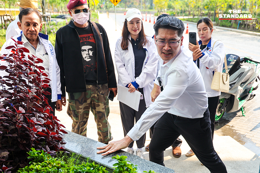 มงคลกิตติ์ สุขสินธารานนท์ เลขาธิการพรรคทางเลือกใหม่ แสดงท่าทางวิดพื้นต่อหน้าสื่อมวลชนที่สำนักงานคณะกรรมการการเลือกตั้ง (กกต.) เพื่อเรียกร้องให้ กกต. ลาออก และตรวจสอบคะแนนเลือกตั้งที่ผิดปกติ 4