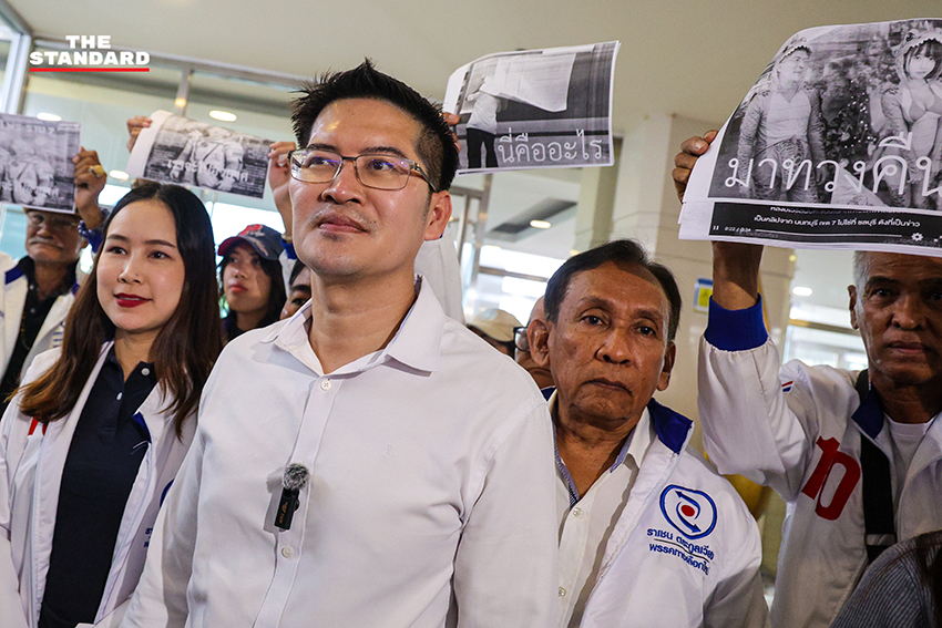 มงคลกิตติ์ สุขสินธารานนท์ เลขาธิการพรรคทางเลือกใหม่ แสดงท่าทางวิดพื้นต่อหน้าสื่อมวลชนที่สำนักงานคณะกรรมการการเลือกตั้ง (กกต.) เพื่อเรียกร้องให้ กกต. ลาออก และตรวจสอบคะแนนเลือกตั้งที่ผิดปกติ 5