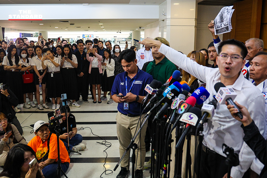 มงคลกิตติ์ สุขสินธารานนท์ เลขาธิการพรรคทางเลือกใหม่ แสดงท่าทางวิดพื้นต่อหน้าสื่อมวลชนที่สำนักงานคณะกรรมการการเลือกตั้ง (กกต.) เพื่อเรียกร้องให้ กกต. ลาออก และตรวจสอบคะแนนเลือกตั้งที่ผิดปกติ 6