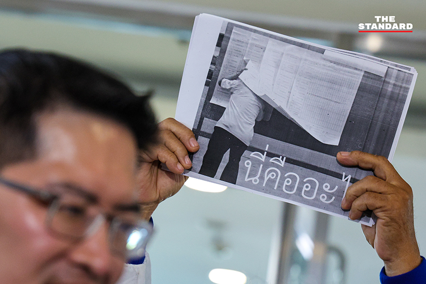 มงคลกิตติ์ สุขสินธารานนท์ เลขาธิการพรรคทางเลือกใหม่ แสดงท่าทางวิดพื้นต่อหน้าสื่อมวลชนที่สำนักงานคณะกรรมการการเลือกตั้ง (กกต.) เพื่อเรียกร้องให้ กกต. ลาออก และตรวจสอบคะแนนเลือกตั้งที่ผิดปกติ 7