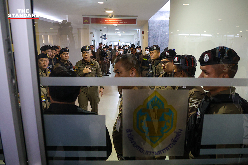 มงคลกิตติ์ สุขสินธารานนท์ เลขาธิการพรรคทางเลือกใหม่ แสดงท่าทางวิดพื้นต่อหน้าสื่อมวลชนที่สำนักงานคณะกรรมการการเลือกตั้ง (กกต.) เพื่อเรียกร้องให้ กกต. ลาออก และตรวจสอบคะแนนเลือกตั้งที่ผิดปกติ 8