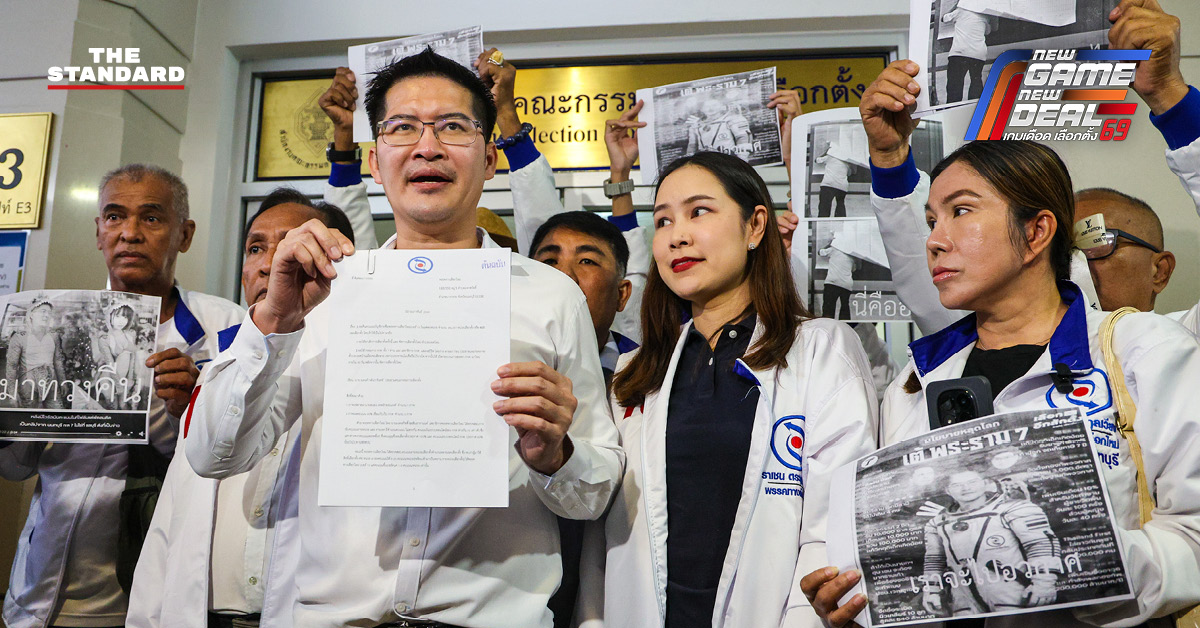 มงคลกิตติ์ สุขสินธารานนท์ เลขาธิการพรรคทางเลือกใหม่ แสดงท่าทางวิดพื้นต่อหน้าสื่อมวลชนที่สำนักงานคณะกรรมการการเลือกตั้ง (กกต.) เพื่อเรียกร้องให้ กกต. ลาออก และตรวจสอบคะแนนเลือกตั้งที่ผิดปกติ