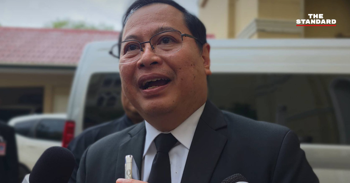 ปกรณ์ นิลประพันธ์ เลขาธิการคณะกรรมการกฤษฎีกา ให้สัมภาษณ์สื่อมวลชนที่ทำเนียบรัฐบาล