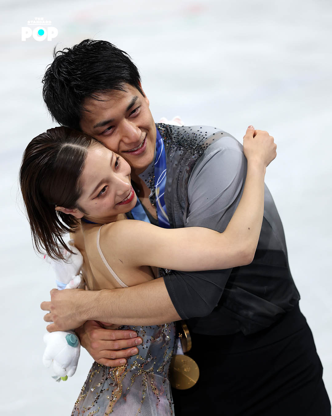 นักกีฬาไอซ์สเกตกำลังแสดงท่าทางบนลานน้ำแข็ง โดยมีสัญลักษณ์โน้ตดนตรีล้อมรอบ สื่อถึงปัญหาลิขสิทธิ์เพลง 1