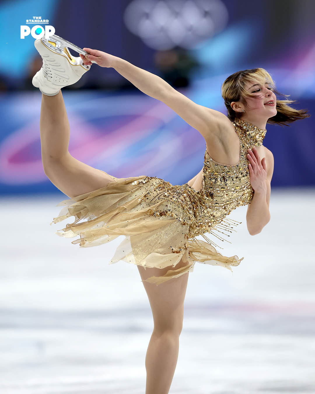 นักกีฬาไอซ์สเกตกำลังแสดงท่าทางบนลานน้ำแข็ง โดยมีสัญลักษณ์โน้ตดนตรีล้อมรอบ สื่อถึงปัญหาลิขสิทธิ์เพลง 2