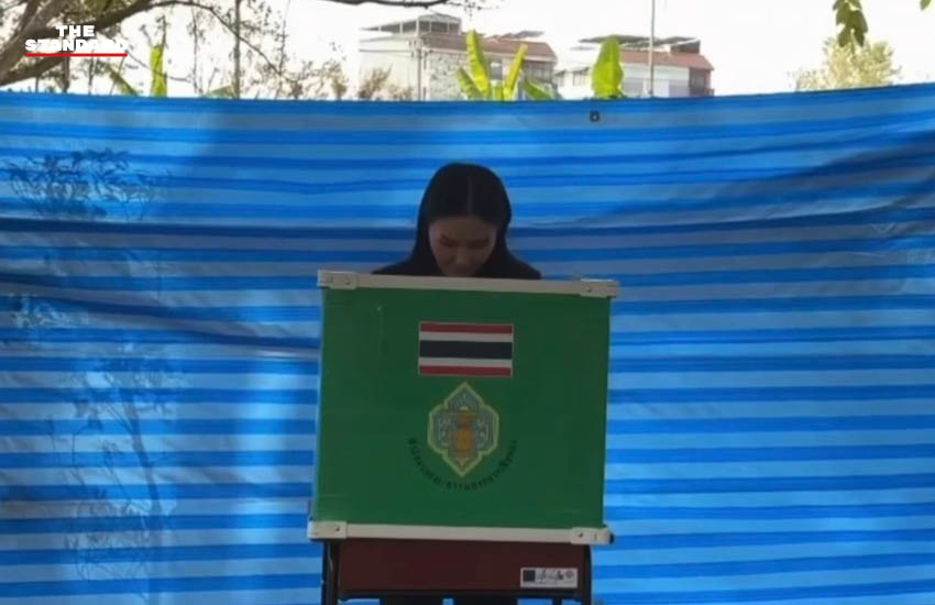 ศ.ดร.นฤมล ภิญโญสินวัฒน์ หัวหน้าพรรคกล้าธรรม ใช้สิทธิเลือกตั้งที่หน่วยเลือกตั้ง เขตคันนายาว กรุงเทพมหานคร 2