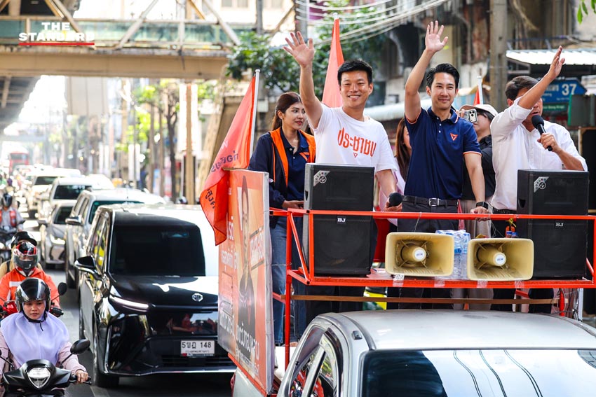 ณัฐพงษ์ เรืองปัญญาวุฒิ หัวหน้าพรรคประชาชน และคณะ ขึ้นรถแห่ขอบคุณคะแนนเสียงชาวกรุงเทพฯ หลังได้รับชัยชนะในการเลือกตั้ง 1