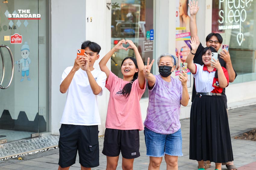 ณัฐพงษ์ เรืองปัญญาวุฒิ หัวหน้าพรรคประชาชน และคณะ ขึ้นรถแห่ขอบคุณคะแนนเสียงชาวกรุงเทพฯ หลังได้รับชัยชนะในการเลือกตั้ง 10