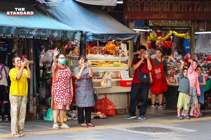 ณัฐพงษ์ เรืองปัญญาวุฒิ หัวหน้าพรรคประชาชน และคณะ ขึ้นรถแห่ขอบคุณคะแนนเสียงชาวกรุงเทพฯ หลังได้รับชัยชนะในการเลือกตั้ง 11