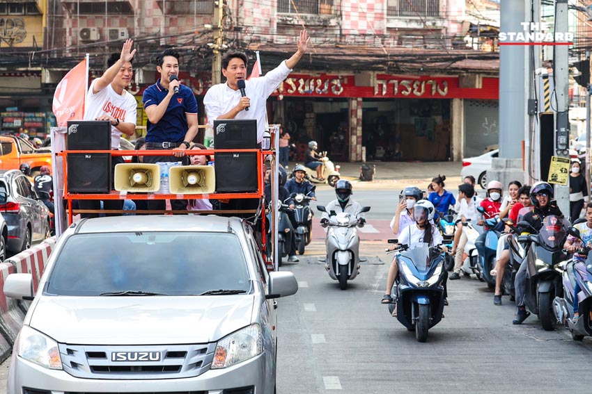 ณัฐพงษ์ เรืองปัญญาวุฒิ หัวหน้าพรรคประชาชน และคณะ ขึ้นรถแห่ขอบคุณคะแนนเสียงชาวกรุงเทพฯ หลังได้รับชัยชนะในการเลือกตั้ง 12