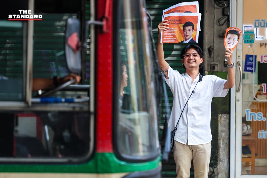 ณัฐพงษ์ เรืองปัญญาวุฒิ หัวหน้าพรรคประชาชน และคณะ ขึ้นรถแห่ขอบคุณคะแนนเสียงชาวกรุงเทพฯ หลังได้รับชัยชนะในการเลือกตั้ง 13