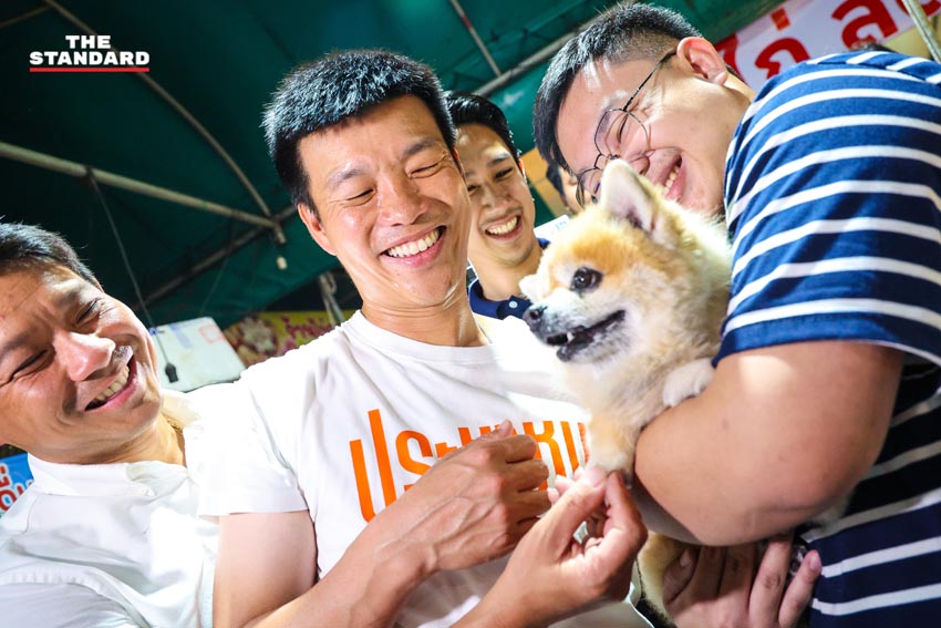 ณัฐพงษ์ เรืองปัญญาวุฒิ หัวหน้าพรรคประชาชน และคณะ ขึ้นรถแห่ขอบคุณคะแนนเสียงชาวกรุงเทพฯ หลังได้รับชัยชนะในการเลือกตั้ง 2