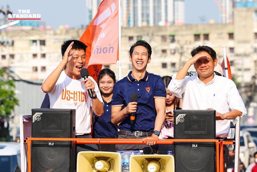ณัฐพงษ์ เรืองปัญญาวุฒิ หัวหน้าพรรคประชาชน และคณะ ขึ้นรถแห่ขอบคุณคะแนนเสียงชาวกรุงเทพฯ หลังได้รับชัยชนะในการเลือกตั้ง 4