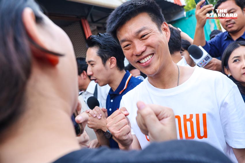 ณัฐพงษ์ เรืองปัญญาวุฒิ หัวหน้าพรรคประชาชน และคณะ ขึ้นรถแห่ขอบคุณคะแนนเสียงชาวกรุงเทพฯ หลังได้รับชัยชนะในการเลือกตั้ง 5