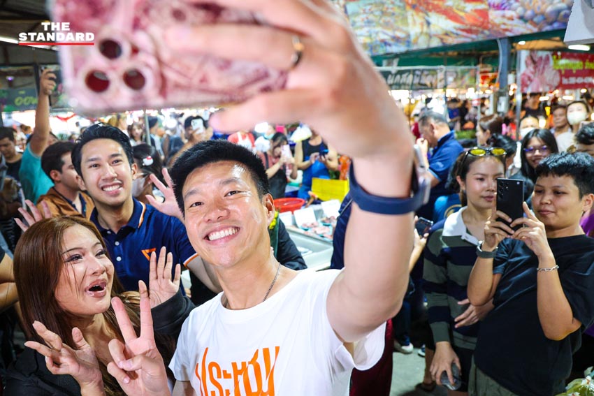 ณัฐพงษ์ เรืองปัญญาวุฒิ หัวหน้าพรรคประชาชน และคณะ ขึ้นรถแห่ขอบคุณคะแนนเสียงชาวกรุงเทพฯ หลังได้รับชัยชนะในการเลือกตั้ง 6