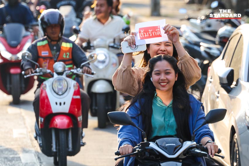 ณัฐพงษ์ เรืองปัญญาวุฒิ หัวหน้าพรรคประชาชน และคณะ ขึ้นรถแห่ขอบคุณคะแนนเสียงชาวกรุงเทพฯ หลังได้รับชัยชนะในการเลือกตั้ง 8