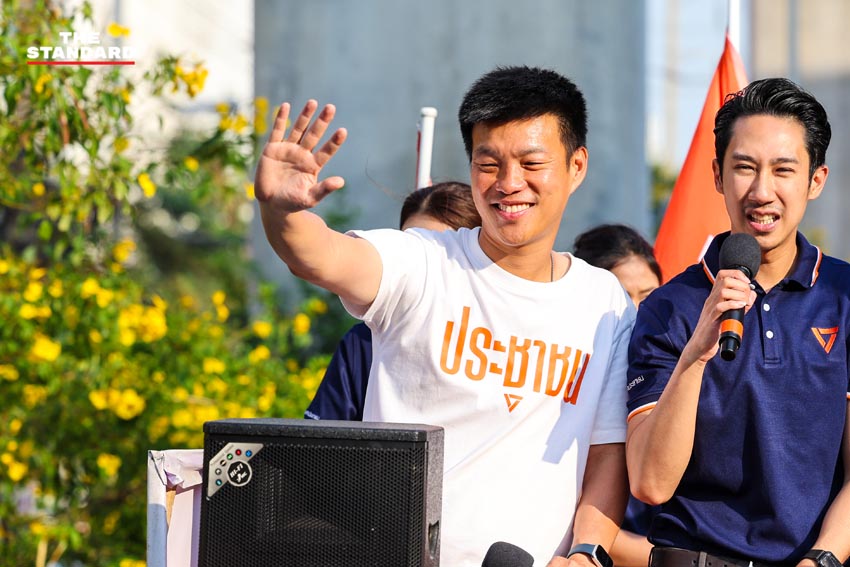 ณัฐพงษ์ เรืองปัญญาวุฒิ หัวหน้าพรรคประชาชน และคณะ ขึ้นรถแห่ขอบคุณคะแนนเสียงชาวกรุงเทพฯ หลังได้รับชัยชนะในการเลือกตั้ง 9