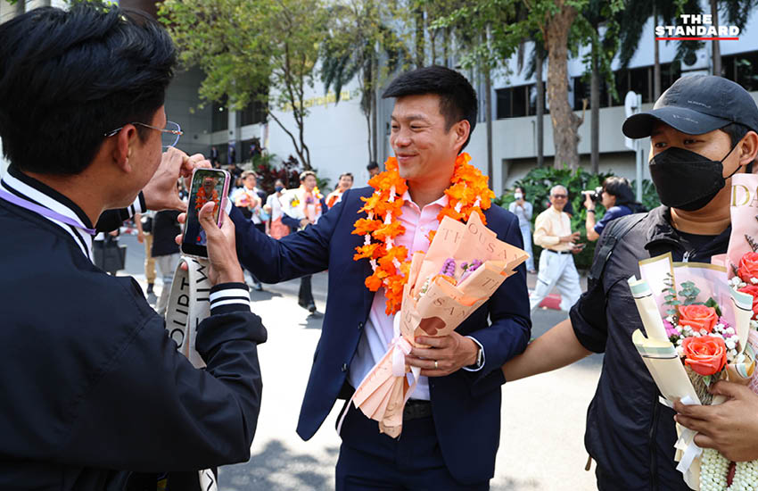 ณัฐพงษ์ เรืองปัญญาวุฒิ, วรภพ วิริยะโรจน์ และ ศุภโชติ ไชยสัจ อดีต สส.พรรคประชาชน ยื่นประกันตัวที่ศาลอาญา หลังถูกกลุ่มบริษัทกัลฟ์ฟ้องคดีหมิ่นประมาทปมค่าไฟ 4