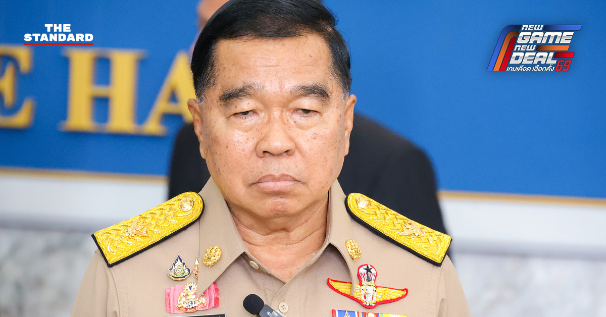 ภาพ พล.อ. ณัฐพล นาคพาณิชย์ รัฐมนตรีว่าการกระทรวงกลาโหม ให้สัมภาษณ์สื่อมวลชน