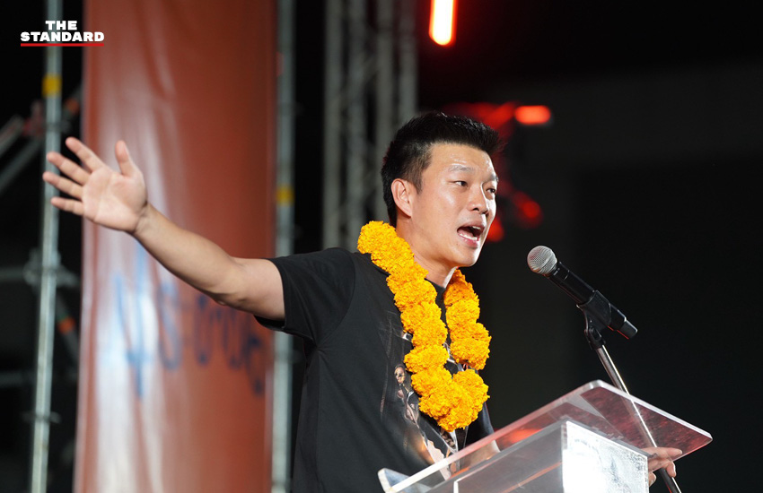 ณัฐพงษ์ เรืองปัญญาวุฒิ หัวหน้าพรรคประชาชน กำลังปราศรัยที่ลานหน้าโรบินสัน หาดใหญ่ จังหวัดสงขลา 1