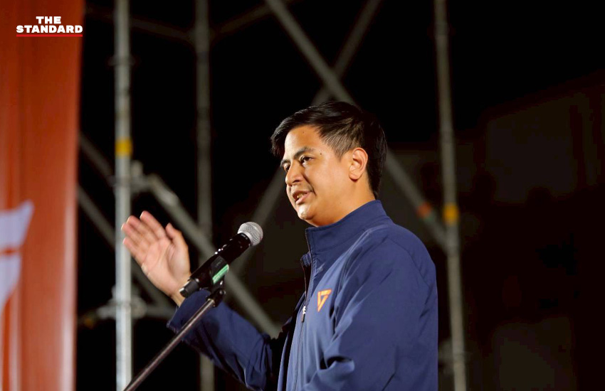 ณัฐพงษ์ เรืองปัญญาวุฒิ หัวหน้าพรรคประชาชน กำลังปราศรัยที่ลานหน้าโรบินสัน หาดใหญ่ จังหวัดสงขลา 4