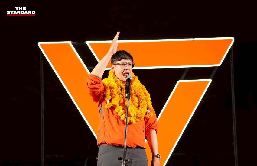 ณัฐพงษ์ เรืองปัญญาวุฒิ หัวหน้าพรรคประชาชน กำลังปราศรัยที่ลานหน้าโรบินสัน หาดใหญ่ จังหวัดสงขลา 5