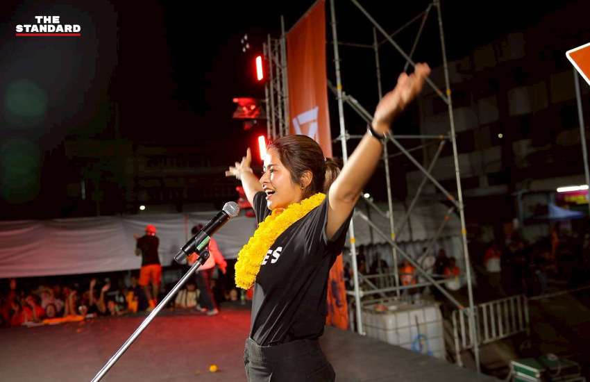 ณัฐพงษ์ เรืองปัญญาวุฒิ หัวหน้าพรรคประชาชน กำลังปราศรัยที่ลานหน้าโรบินสัน หาดใหญ่ จังหวัดสงขลา 6