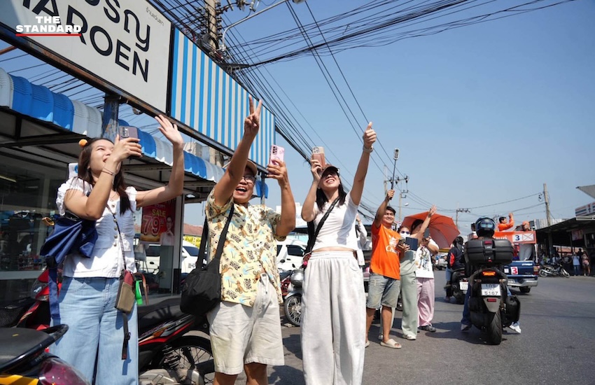 ณัฐพงษ์ เรืองปัญญาวุฒิ แคนดิเดตนายกรัฐมนตรีพรรคประชาชน หาเสียงในจังหวัดนนทบุรีและกรุงเทพฯ ในช่วงโค้งสุดท้ายของการเลือกตั้ง 5