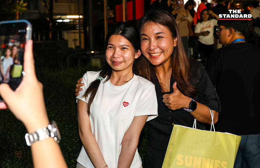 ณัฐพงษ์ เรืองปัญญาวุฒิ กำลังปราศรัยปลุกใจมวลชนผู้สนับสนุนพรรคประชาชน 2