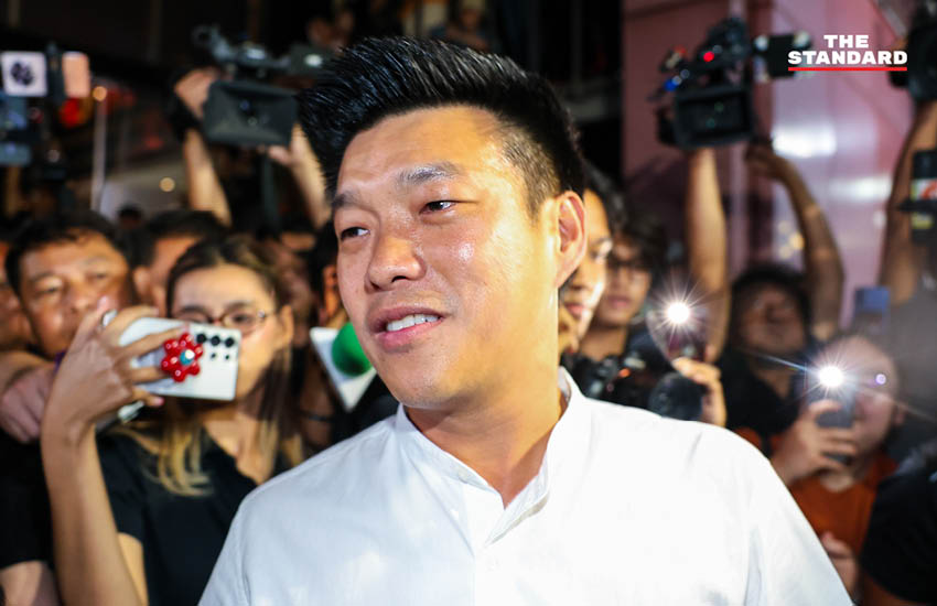 ณัฐพงษ์ เรืองปัญญาวุฒิ กำลังปราศรัยปลุกใจมวลชนผู้สนับสนุนพรรคประชาชน 4