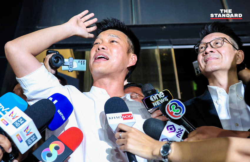 ณัฐพงษ์ เรืองปัญญาวุฒิ กำลังปราศรัยปลุกใจมวลชนผู้สนับสนุนพรรคประชาชน 5