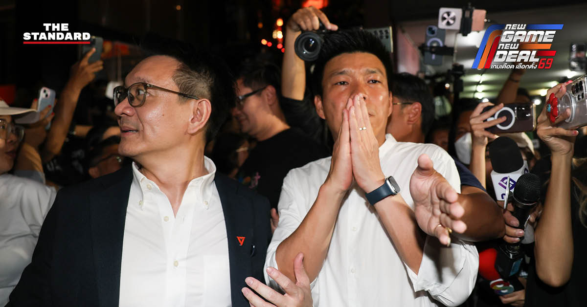 ณัฐพงษ์ เรืองปัญญาวุฒิ กำลังปราศรัยปลุกใจมวลชนผู้สนับสนุนพรรคประชาชน