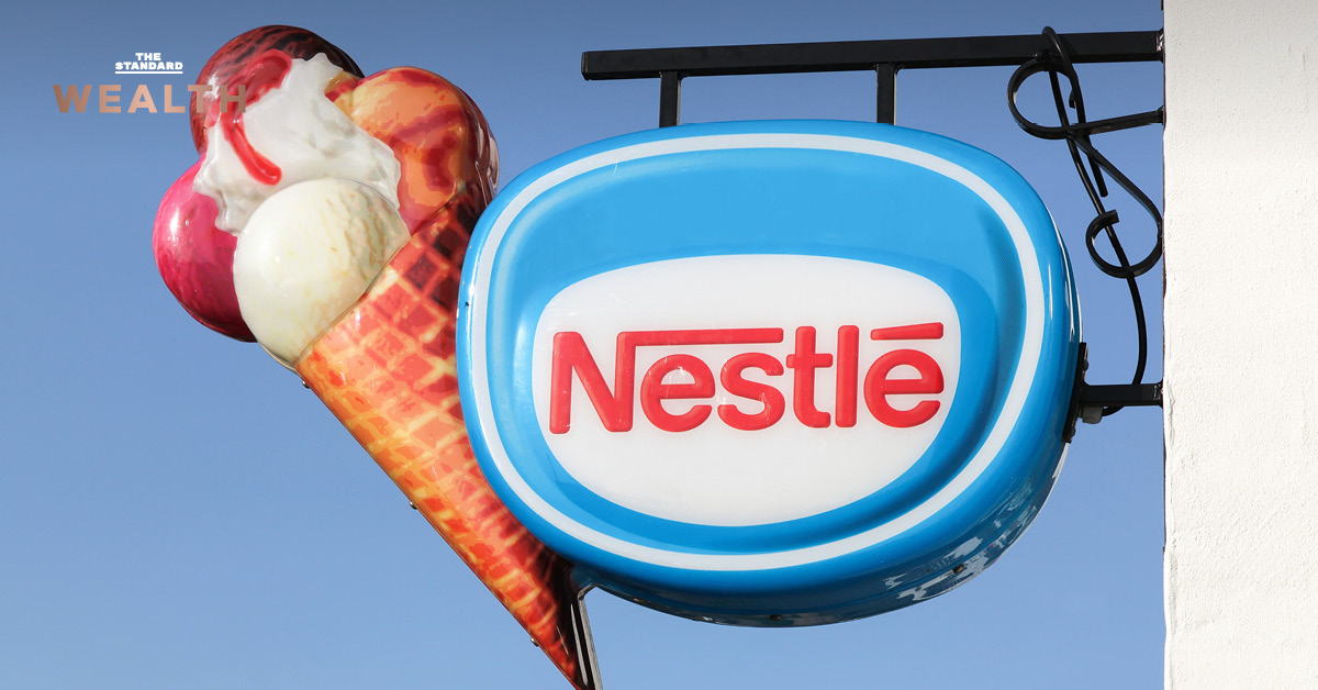 โลโก้ Nestlé บนพื้นหลังที่สื่อถึงผลิตภัณฑ์กาแฟและอาหารสัตว์เลี้ยง สะท้อนกลยุทธ์ใหม่