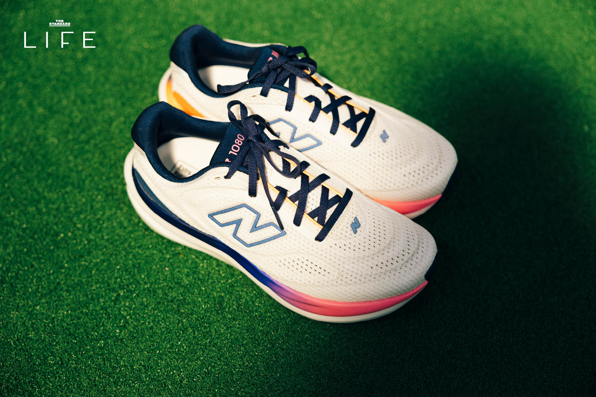 รองเท้าวิ่ง New Balance 1080v15 โฟม Infinion สีเทาหรือดำวางอยู่บนพื้นผิว 1