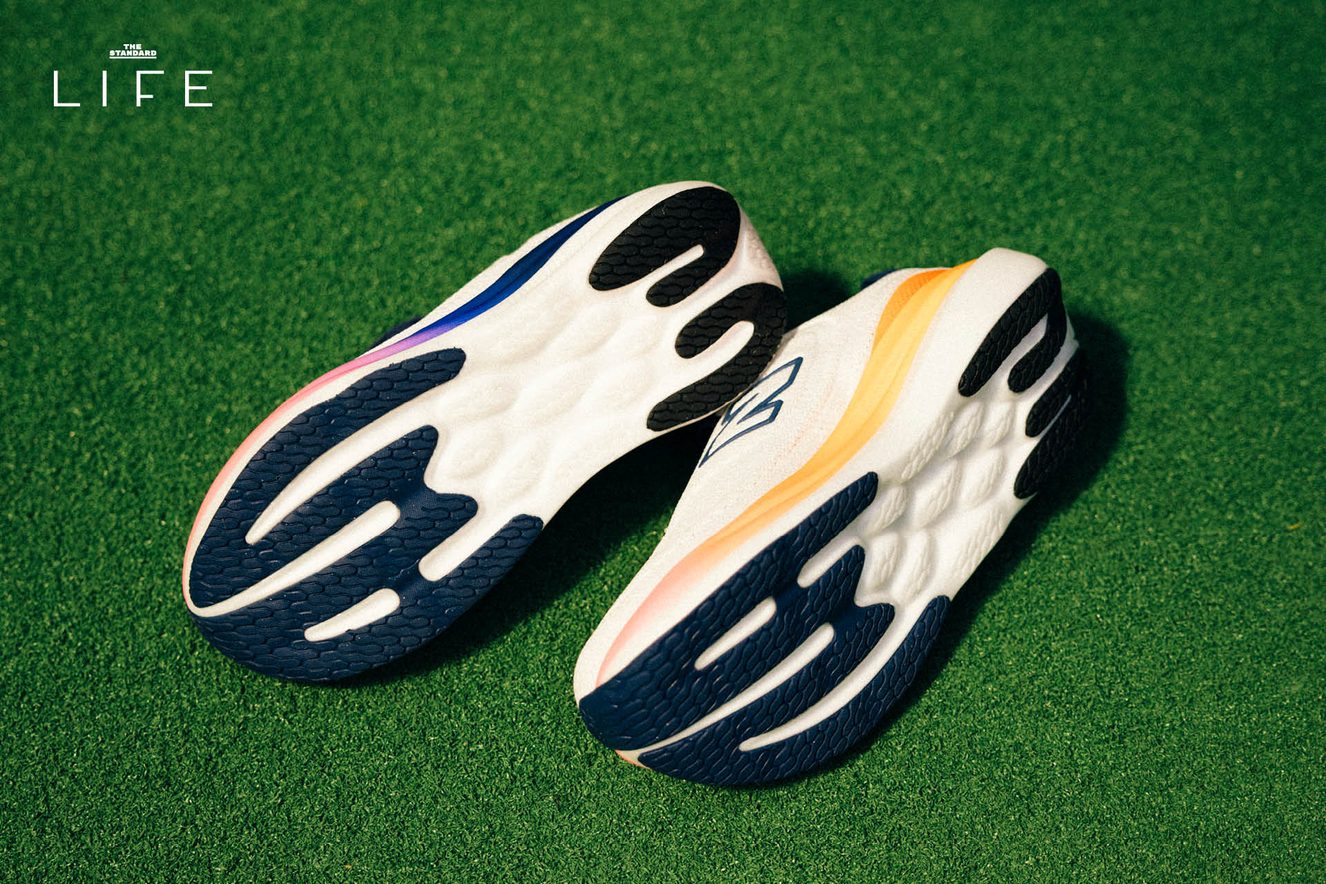 รองเท้าวิ่ง New Balance 1080v15 โฟม Infinion สีเทาหรือดำวางอยู่บนพื้นผิว 3