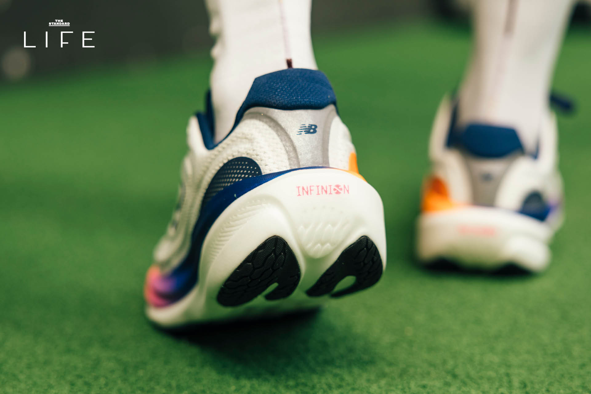 รองเท้าวิ่ง New Balance 1080v15 โฟม Infinion สีเทาหรือดำวางอยู่บนพื้นผิว 4