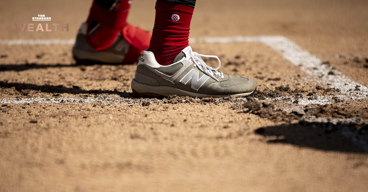 รองเท้า New Balance สไตล์ 'Dad Shoes' ยอดนิยม ที่ช่วยผลักดันยอดขายของแบรนด์