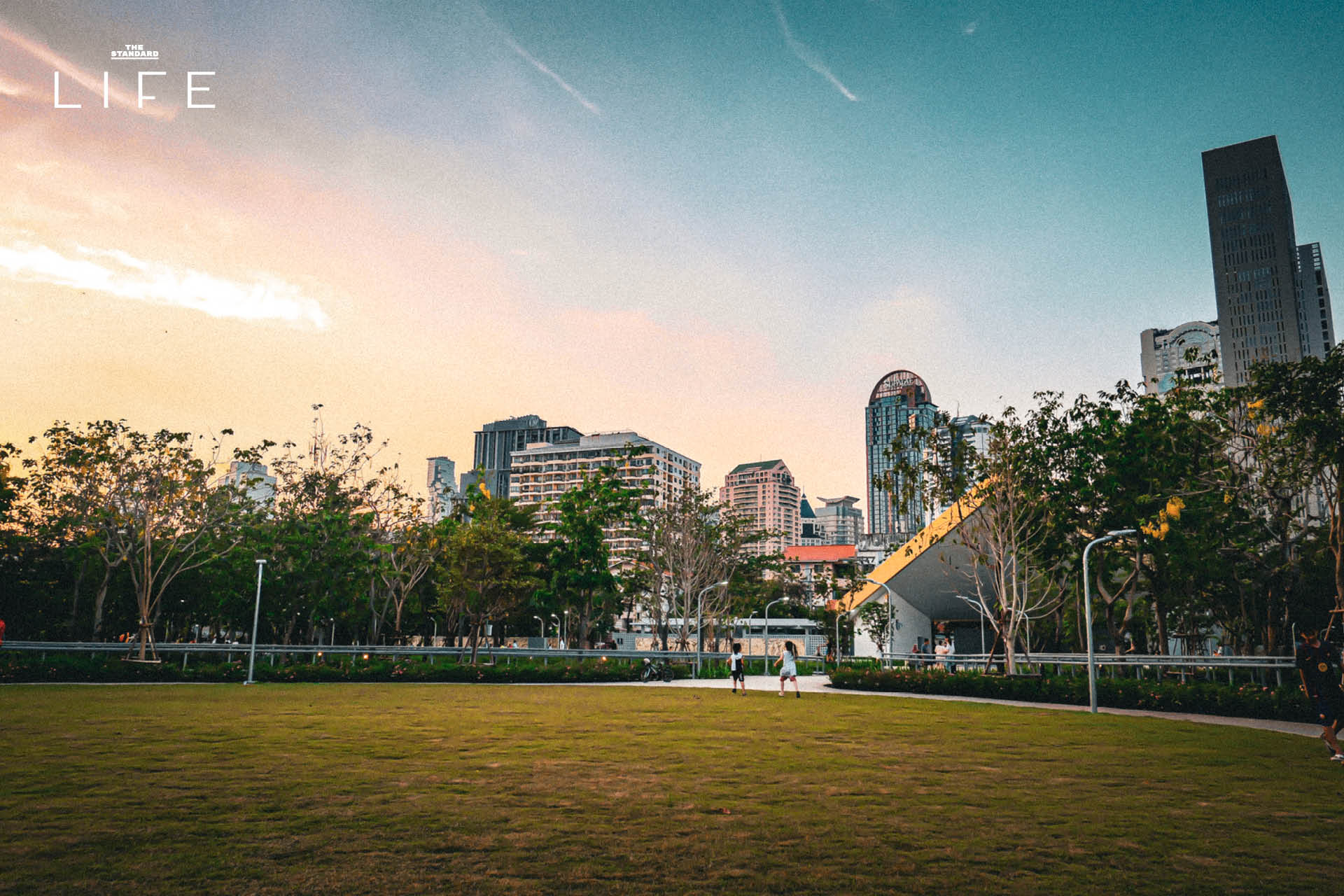 ภาพมุมกว้างของสวนเฉลิมพระเกียรติฯ 80 พรรษา (สาทร) โฉมใหม่ ที่เต็มไปด้วยพื้นที่สีเขียว สนามหญ้ากว้าง และพืชพรรณร่มรื่น 3