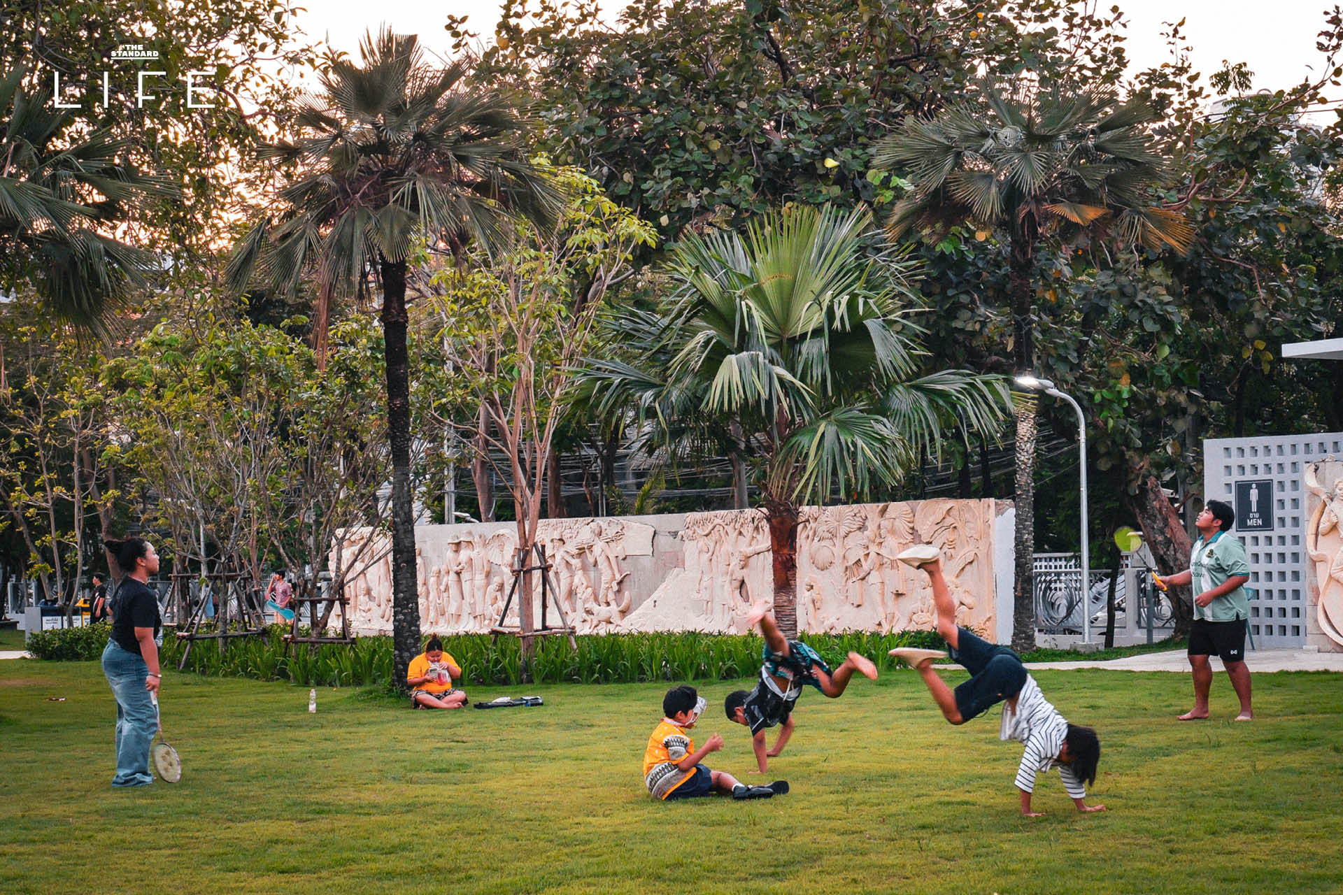 ภาพมุมกว้างของสวนเฉลิมพระเกียรติฯ 80 พรรษา (สาทร) โฉมใหม่ ที่เต็มไปด้วยพื้นที่สีเขียว สนามหญ้ากว้าง และพืชพรรณร่มรื่น 5