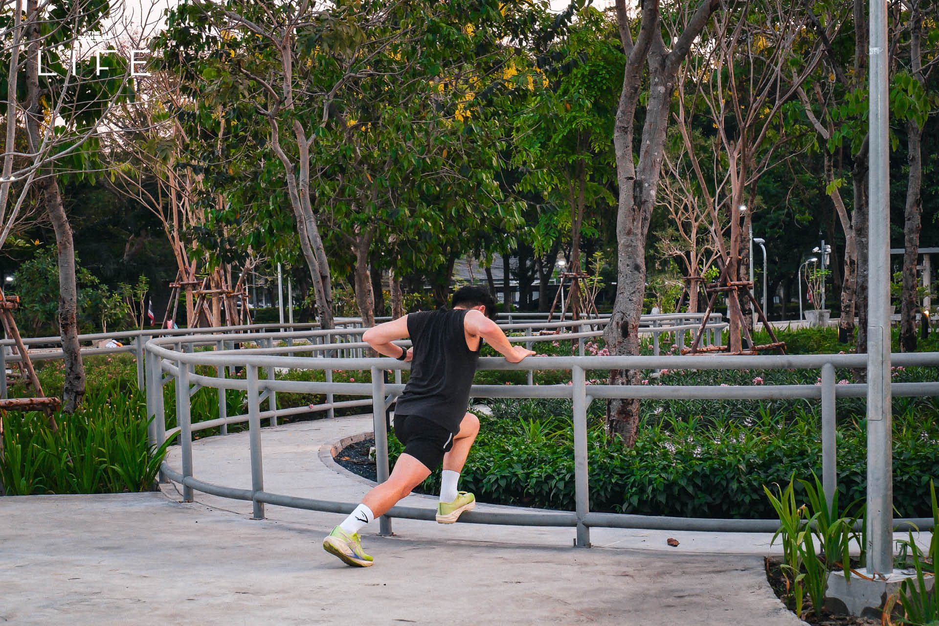 ภาพมุมกว้างของสวนเฉลิมพระเกียรติฯ 80 พรรษา (สาทร) โฉมใหม่ ที่เต็มไปด้วยพื้นที่สีเขียว สนามหญ้ากว้าง และพืชพรรณร่มรื่น 6