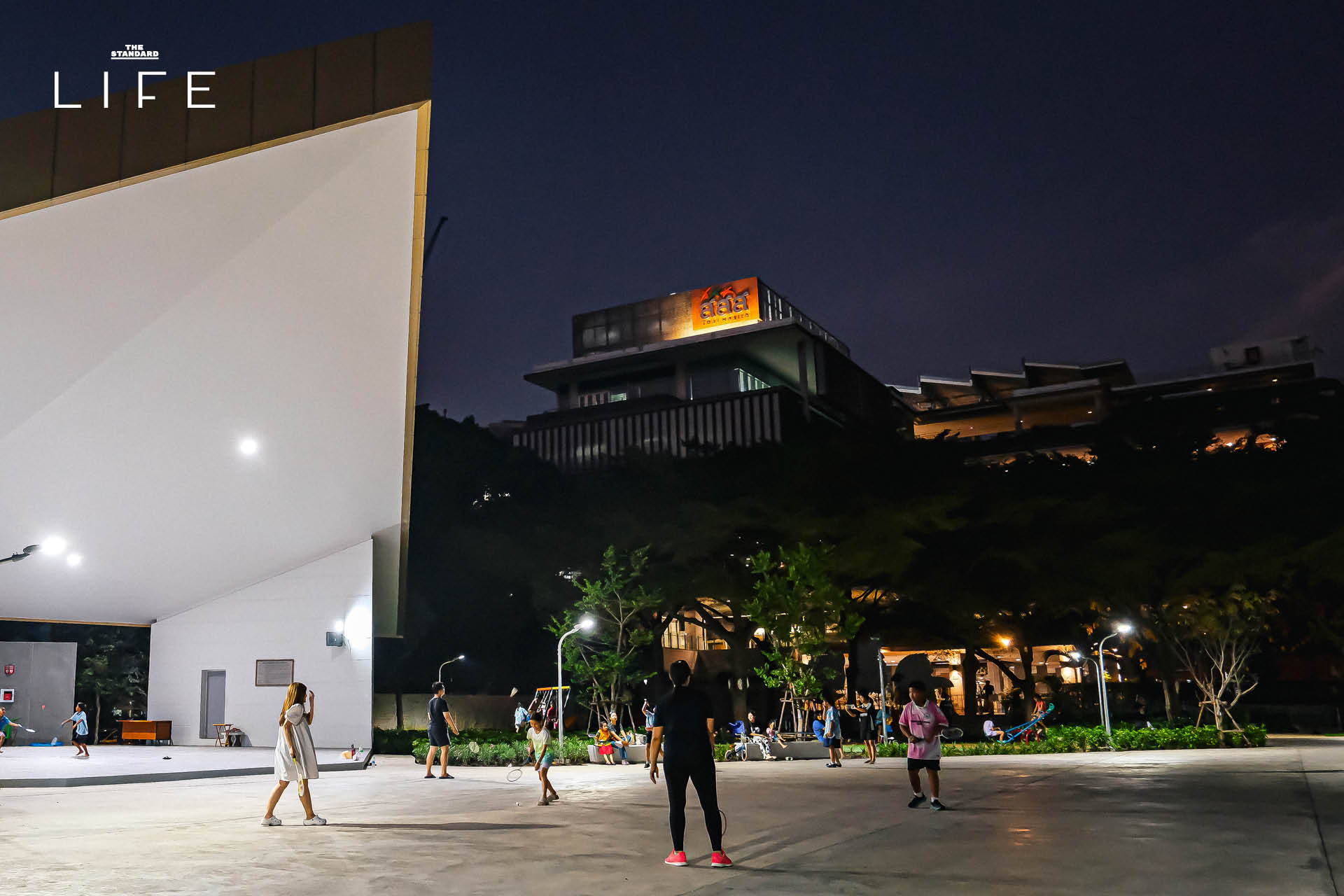 ภาพมุมกว้างของสวนเฉลิมพระเกียรติฯ 80 พรรษา (สาทร) โฉมใหม่ ที่เต็มไปด้วยพื้นที่สีเขียว สนามหญ้ากว้าง และพืชพรรณร่มรื่น 9