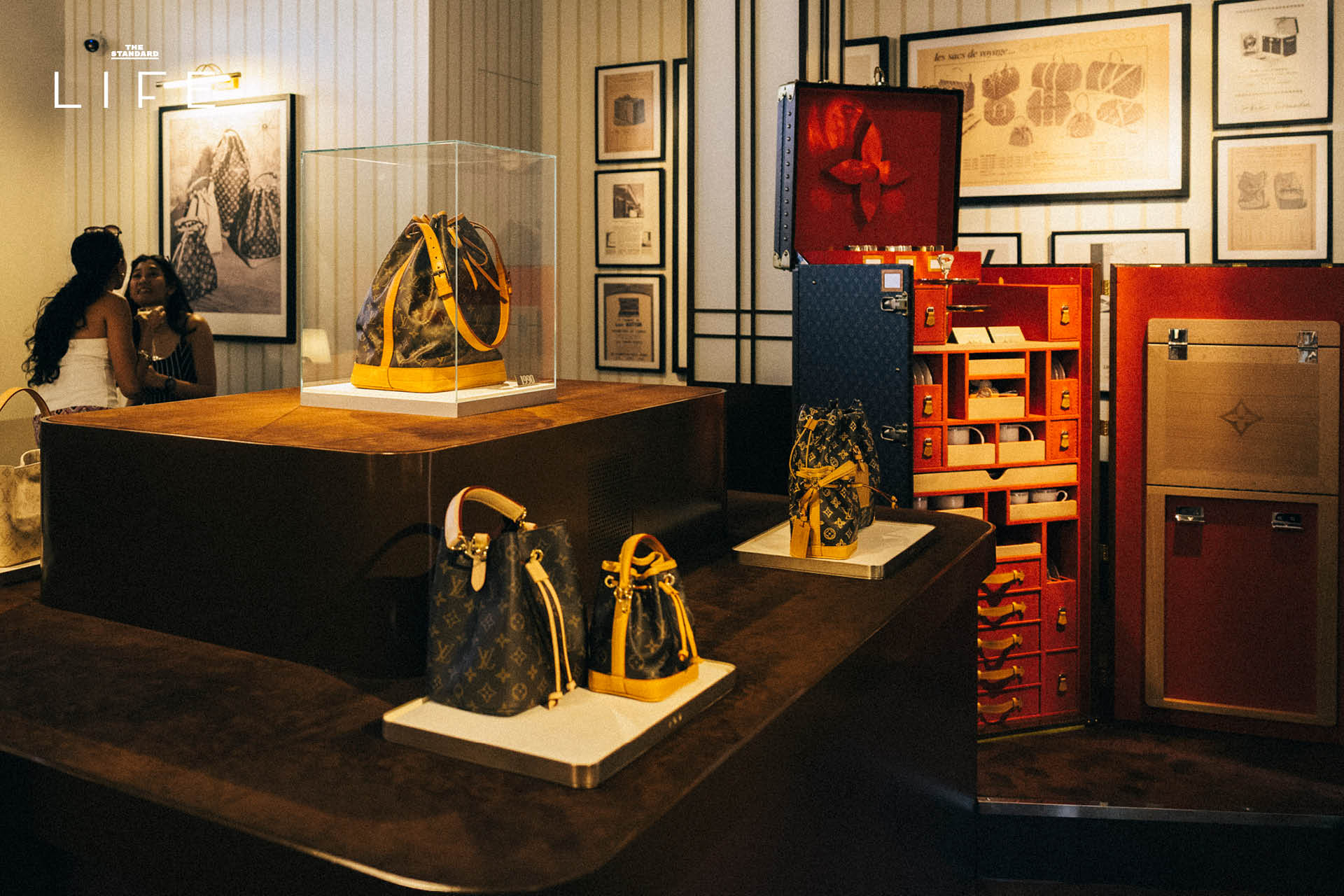 บรรยากาศภายใน Noé Bar แชมเปญบาร์ในตึกเก่าแก่ 100 ปี ตกแต่งด้วยกระเป๋า Louis Vuitton 1