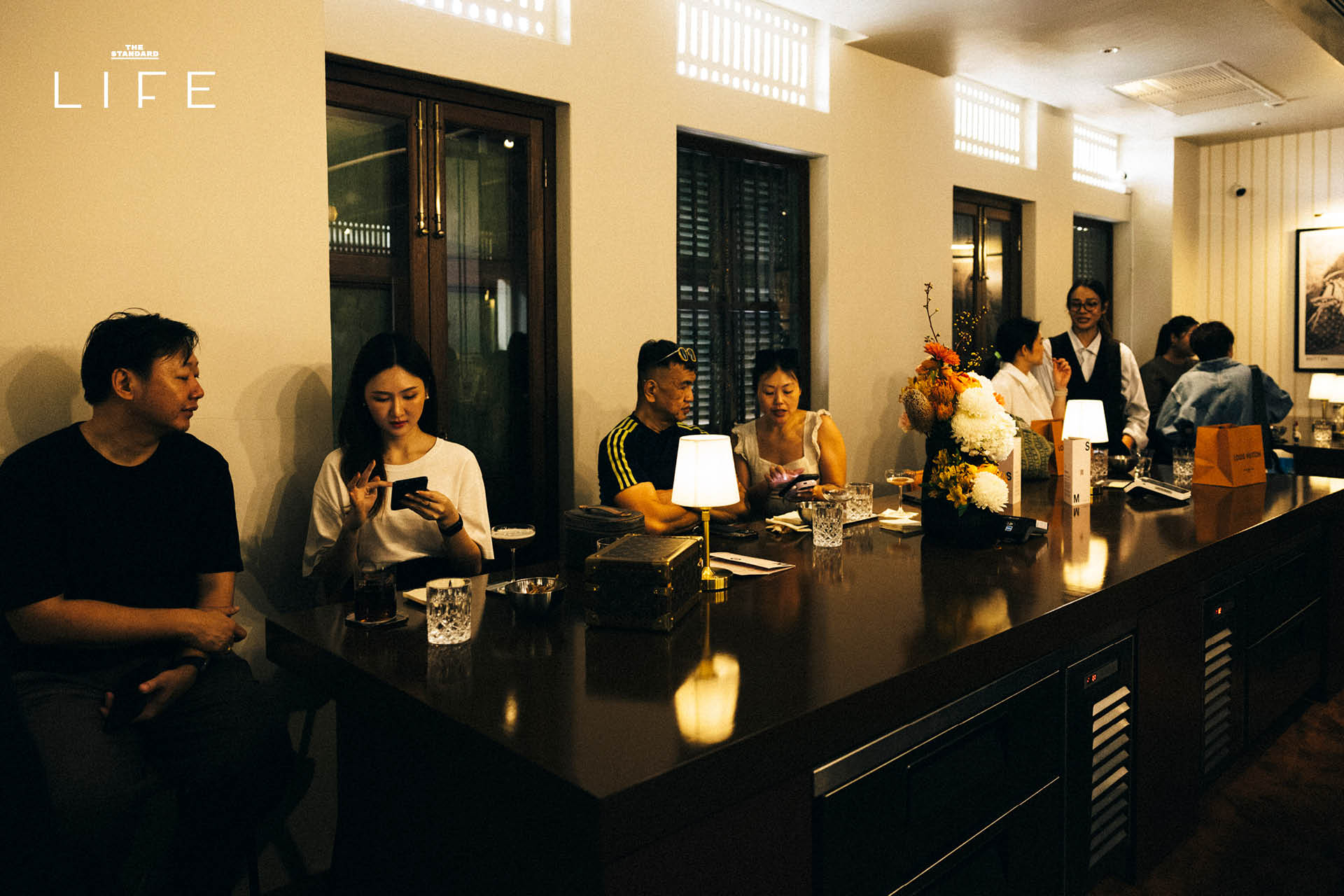 บรรยากาศภายใน Noé Bar แชมเปญบาร์ในตึกเก่าแก่ 100 ปี ตกแต่งด้วยกระเป๋า Louis Vuitton 2