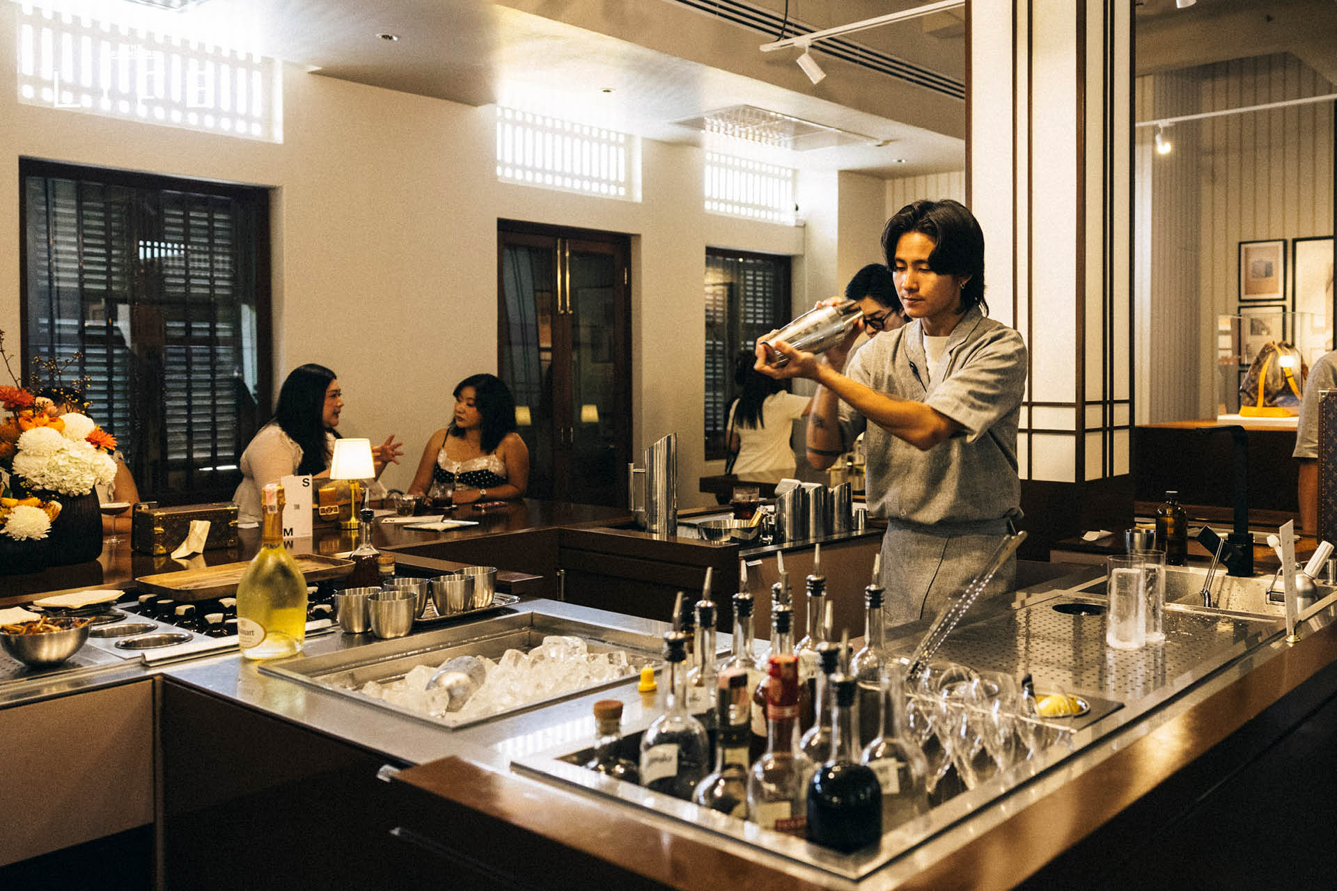 บรรยากาศภายใน Noé Bar แชมเปญบาร์ในตึกเก่าแก่ 100 ปี ตกแต่งด้วยกระเป๋า Louis Vuitton 8