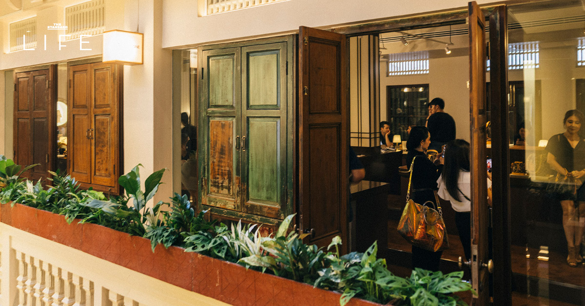 บรรยากาศภายใน Noé Bar แชมเปญบาร์ในตึกเก่าแก่ 100 ปี ตกแต่งด้วยกระเป๋า Louis Vuitton