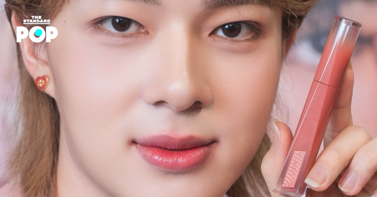 นุนิว ชวรินทร์ ในฐานะ 3CE Thailand Lip Muse ถือลิปสติก 3CE รุ่น Misty Lip Bare สี PINK SCHEME