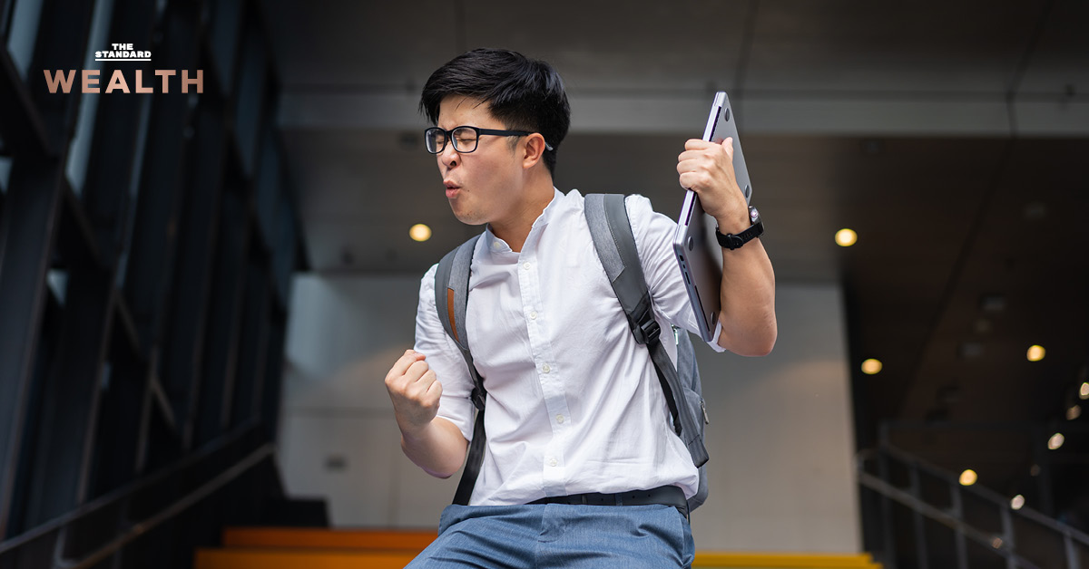 ภาพประกอบพนักงานออฟฟิศกับการวางแผนออมเงินเพื่อเกษียณอายุด้วยกองทุนสำรองเลี้ยงชีพ