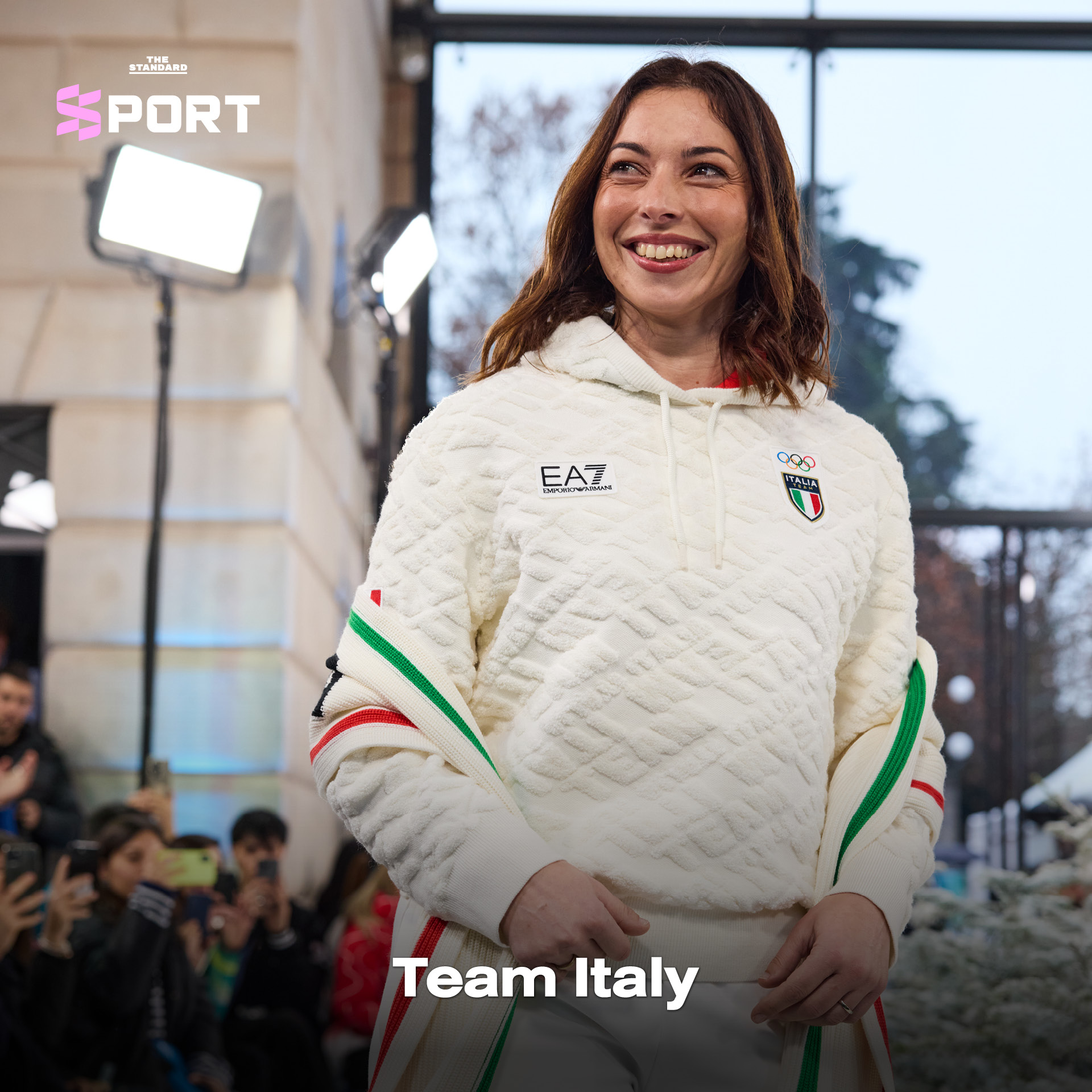 นางแบบและนายแบบสวมชุดกีฬาโอลิมปิกฤดูหนาวเดินแฟชั่นโชว์บนรันเวย์ 1